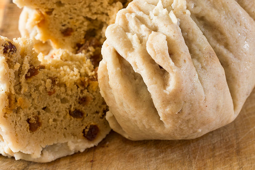Brooddeeg en brooddeeg met rozijnen dat gaar is gekookt in de pan